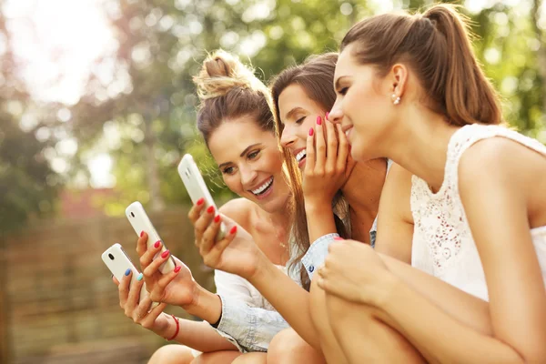 Glada grupp vänner med smartphones — Stockfoto