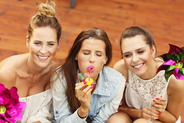 Felices amigos divirtiéndose al aire libre — Foto de Stock