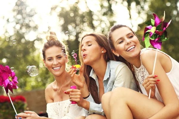 Glückliche Freunde, die Spaß im Freien haben — Stockfoto