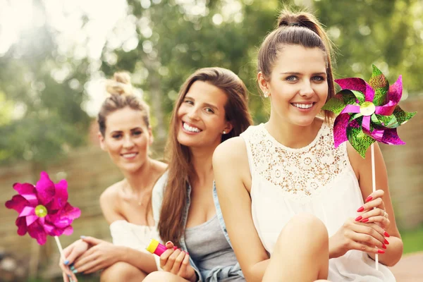 Felices amigos divirtiéndose al aire libre — Foto de Stock