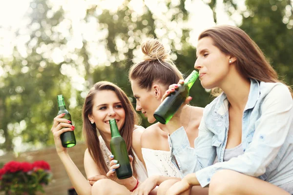 Felices amigos bebiendo cerveza al aire libre — Foto de Stock