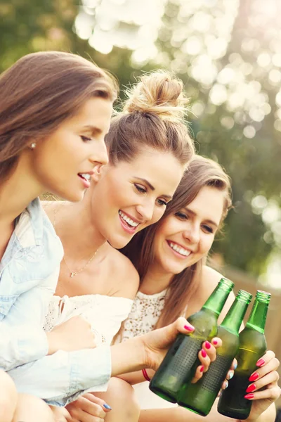 Glückliche Freunde, die draußen Bier trinken — Stockfoto