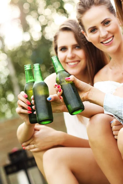 Amigos felizes bebendo cerveja ao ar livre — Fotografia de Stock