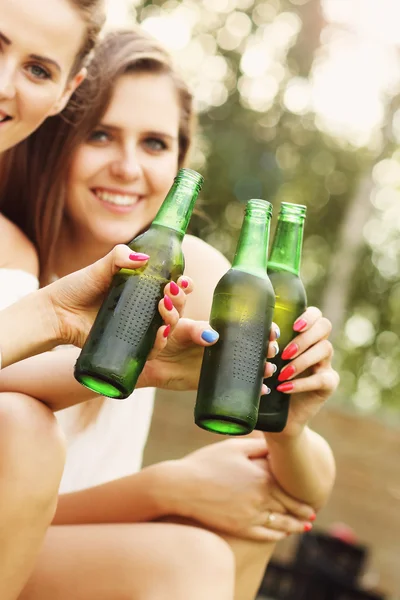 Lykkelige venner drikker øl utendørs – stockfoto