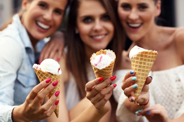 Vrienden eten van consumptie-ijs — Stockfoto