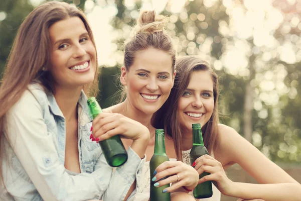 Glückliche Freunde, die draußen Bier trinken — Stockfoto