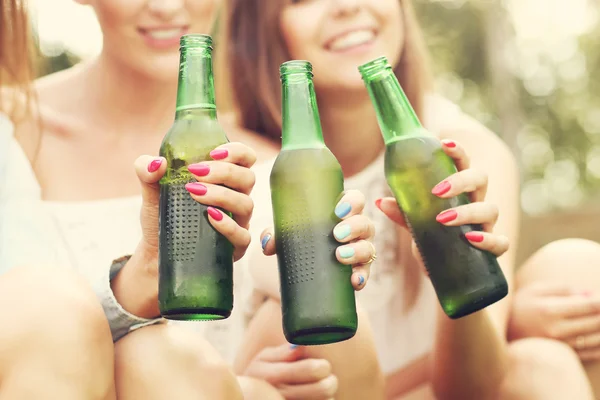 Glückliche Freunde, die draußen Bier trinken — Stockfoto