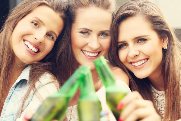 Amigos felizes bebendo cerveja ao ar livre — Fotografia de Stock
