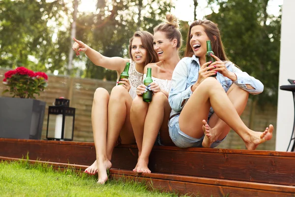 Glückliche Freunde, die draußen Bier trinken — Stockfoto