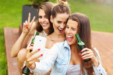 Bira ve alma selfie içme arkadaş