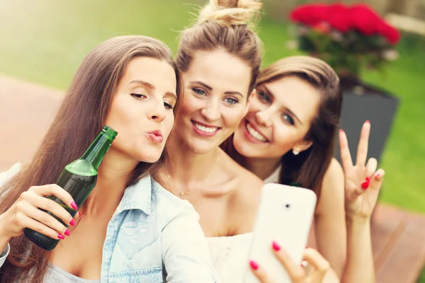 Vrienden drinken bier en nemen selfie — Stockfoto