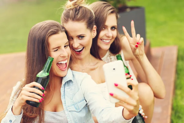Amigos bebiendo cerveza y tomando selfie — Foto de Stock