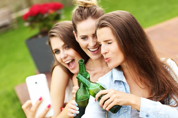 Vrienden drinken bier en nemen selfie — Stockfoto