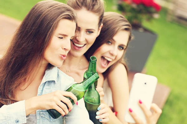 Vrienden drinken bier en nemen selfie — Stockfoto