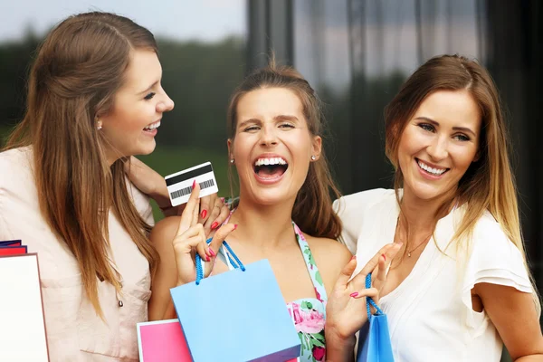 Girlfriends shopping in the city — Stock Photo, Image