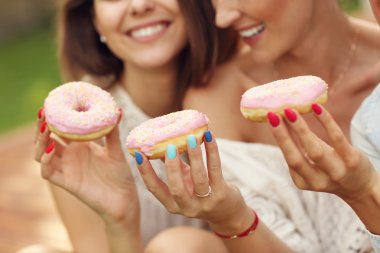 Mutlu arkadaş donut yemek 