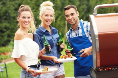 Bir grup arkadaş barbekü partisi veriyor.