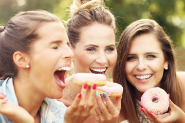 Mutlu arkadaş donut yemek 