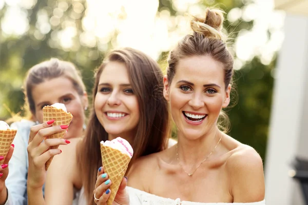 Friends eating ice-cream — Stock Photo, Image