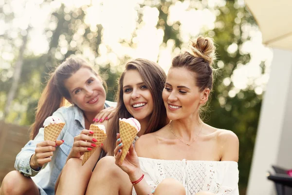 Vrienden eten van consumptie-ijs — Stockfoto