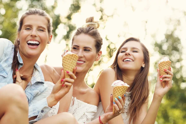 Vrienden eten van consumptie-ijs — Stockfoto