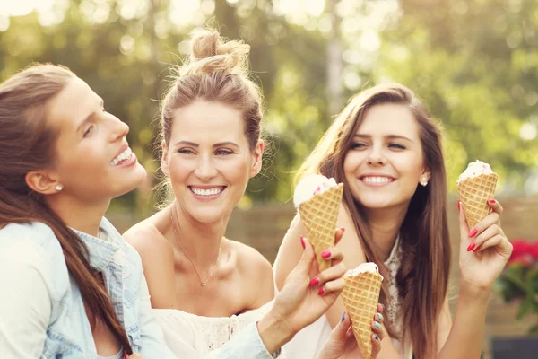 Друзья едят мороженое — стоковое фото