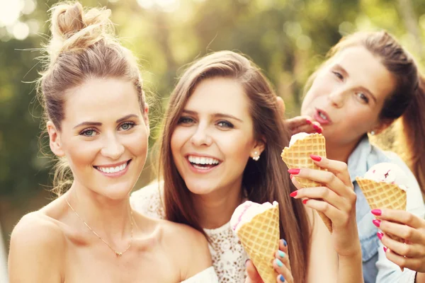 Amigos comiendo helado — Foto de Stock