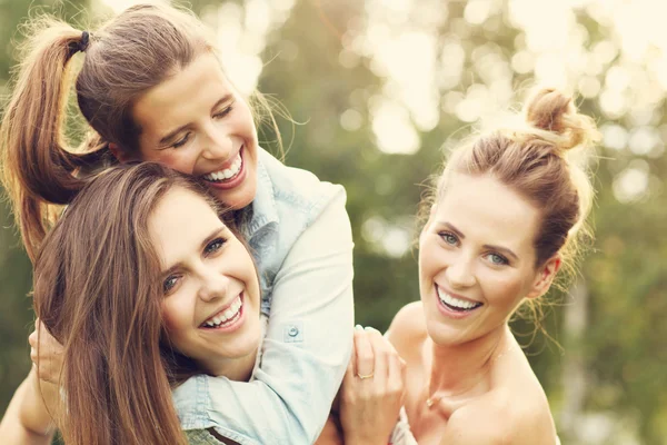 Gelukkig groep vrouwen die met plezier — Stockfoto