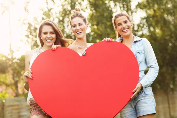 Skupina žen, které drží srdce — Stock fotografie