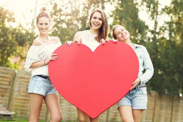 Grupo de mujeres sosteniendo el corazón —  Fotos de Stock