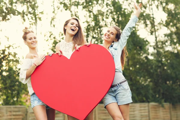 Gruppe von Frauen mit Herz — Stockfoto