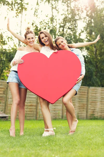 Groep vrouwen houden van hart — Stockfoto