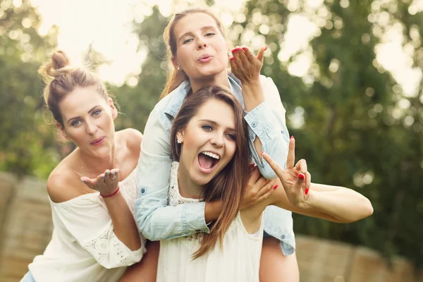 Szczęśliwy grupa kobiet zabawy — Zdjęcie stockowe
