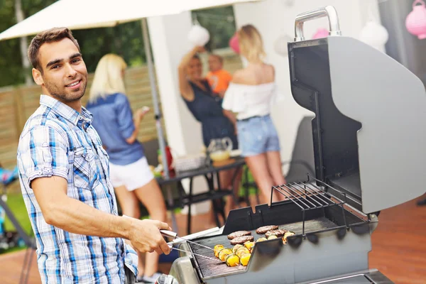 Venner som hater grillfest – stockfoto