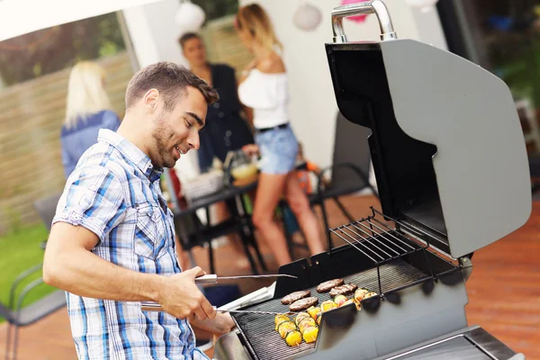 Grupo de amigos teniendo fiesta barbacoa — Foto de Stock