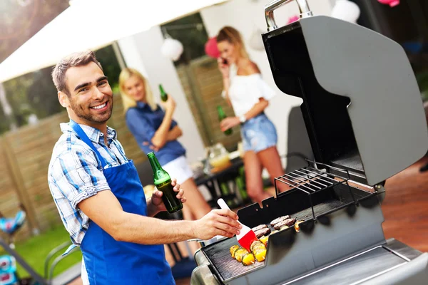 Vänner som har grillfest — Stockfoto