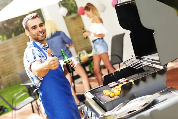 Freunde feiern Grillparty — Stockfoto