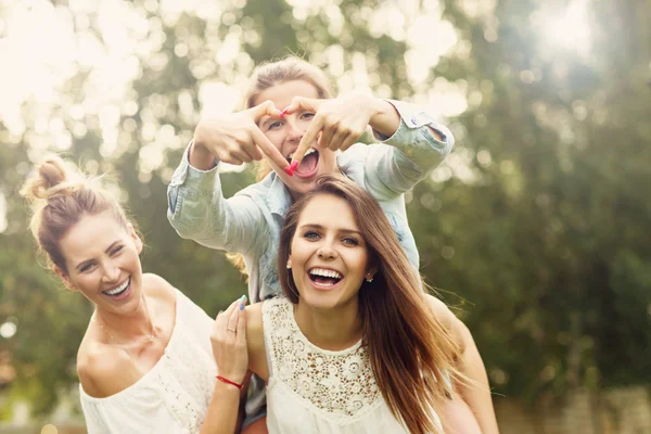 Felice gruppo di donne all'aperto — Foto Stock