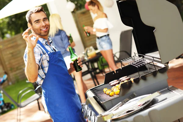 Arkadaşlar barbekü partisi veriyor. — Stok fotoğraf