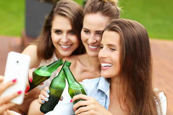 Vänner dricka öl och ta selfie — Stockfoto