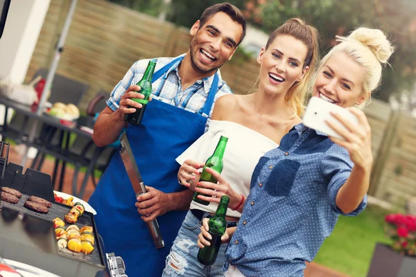 Gruppo di amici che fanno festa barbecue — Foto Stock