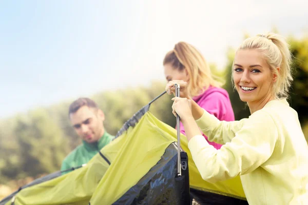 Grupp av vänner att sätta upp tält — Stockfoto