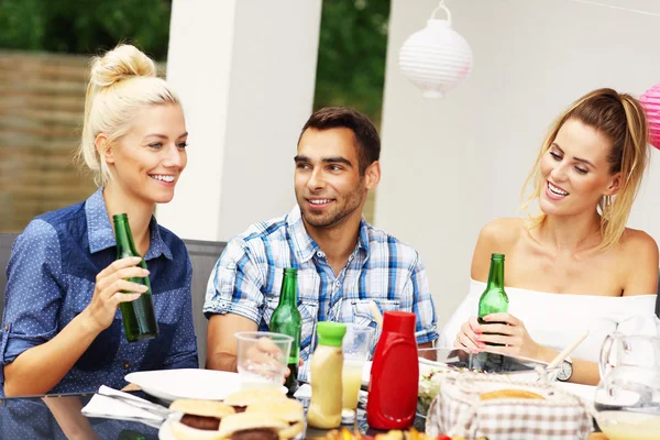 Vänner som har grillfest — Stockfoto