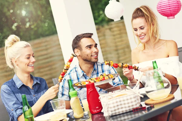 Amici che fanno festa barbecue — Foto Stock