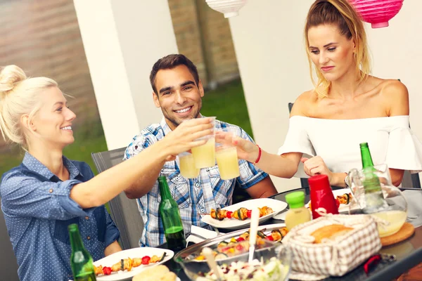 Freunde feiern Grillparty — Stockfoto