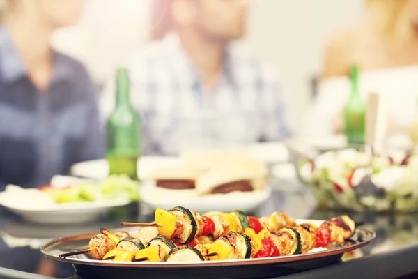 Gegrillte Schaschliks auf Teller — Stockfoto