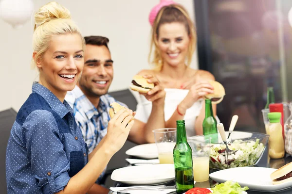 Grupp vänner äter hamburgare — Stockfoto