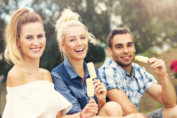 Freunde essen Eis — Stockfoto