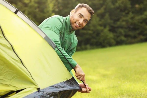 Giovane che monta la tenda — Foto Stock