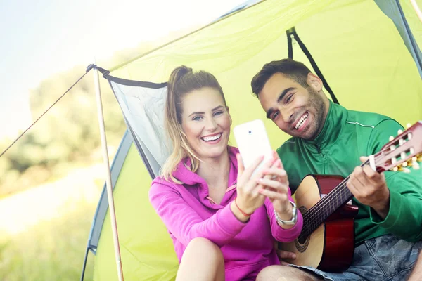 Amici che suonano la chitarra all'aperto — Foto Stock